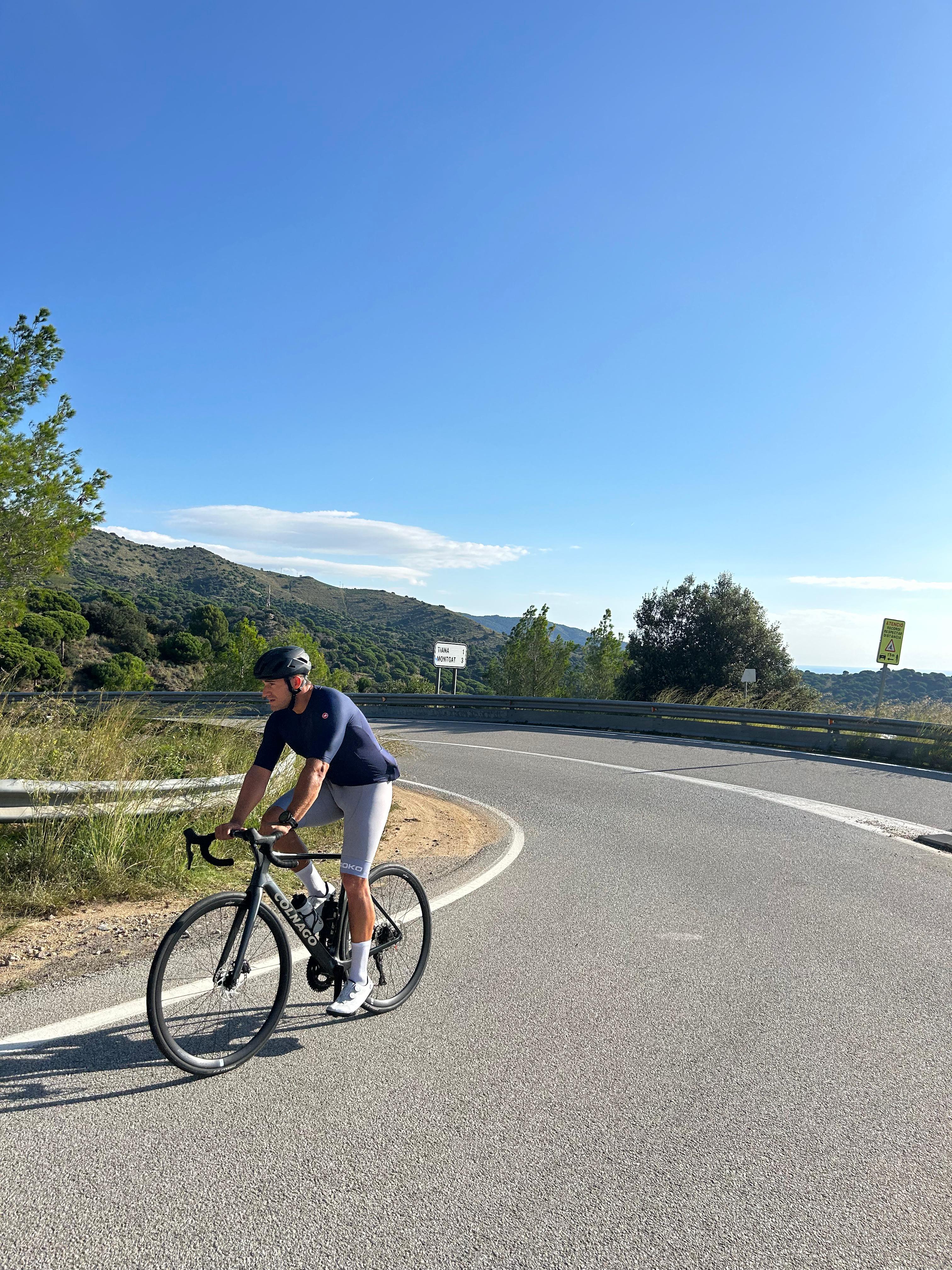 Ciclista tomando curva 1